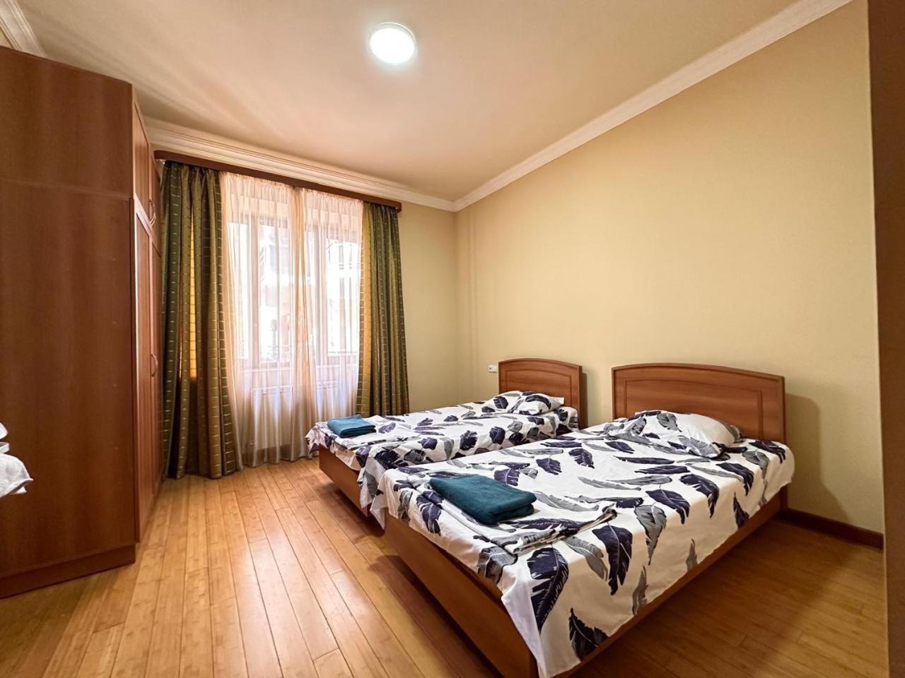Hotel & Apartments California Jerevan Buitenkant foto
